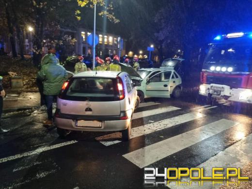 Czołowe zderzenie osobówek w Kędzierzynie-Koźlu. Są utrudnienia