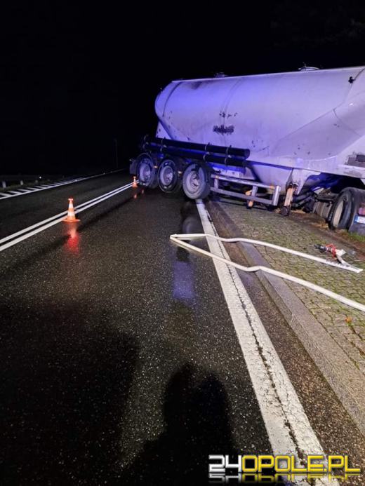 Samochód ciężarowy przewrócił się na DK46 w gminie Ozimek