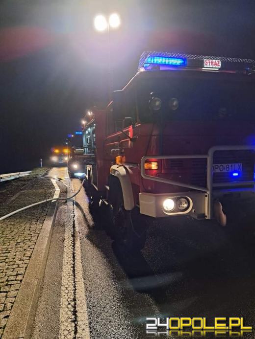 Samochód ciężarowy przewrócił się na DK46 w gminie Ozimek