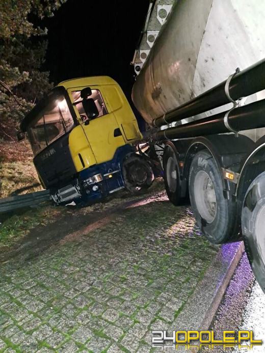 Samochód ciężarowy przewrócił się na DK46 w gminie Ozimek