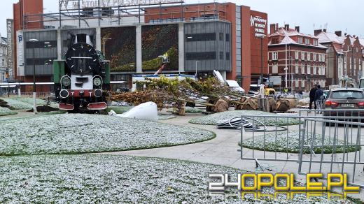 Trwa nasadzanie drzew na Placu Dworcowym