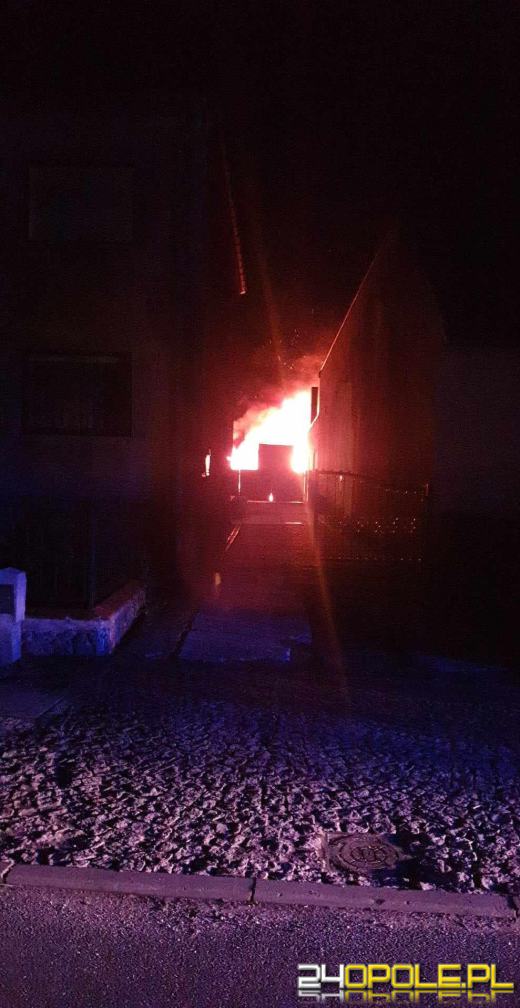 Pożar w lakierni w Dobrodzieniu. W akcji kilkanaście zastępów straży