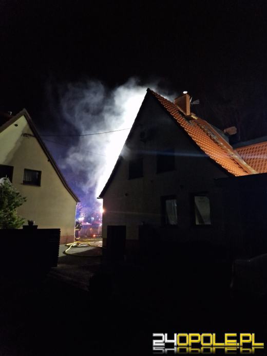 Pożar domu w Kędzierzynie-Koźlu. Ogień pojawił się na dachu budynku