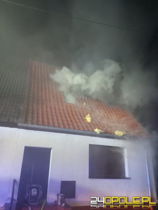 Pożar domu w Kędzierzynie-Koźlu. Ogień pojawił się na dachu budynku