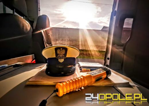 Kompletnie pijany kierowca zasnął przy kawie na stacji benzynowej