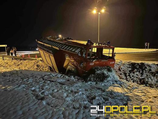 Wóz strażacki OSP Narok zniszczony. Pojazd wpadł do rowu w Karczowie