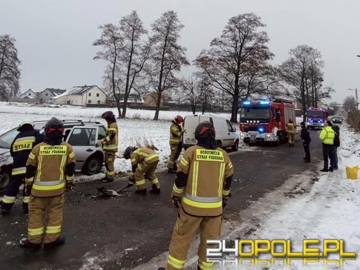 Zimowe warunki wciąż ograniczają bezpieczeństwo. Kolizja w Suchej