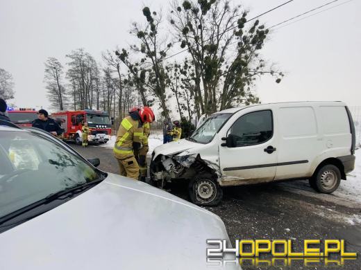 Zimowe warunki wciąż ograniczają bezpieczeństwo. Kolizja w Suchej