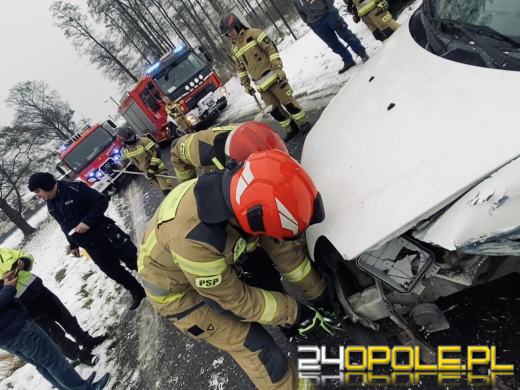 Zimowe warunki wciąż ograniczają bezpieczeństwo. Kolizja w Suchej