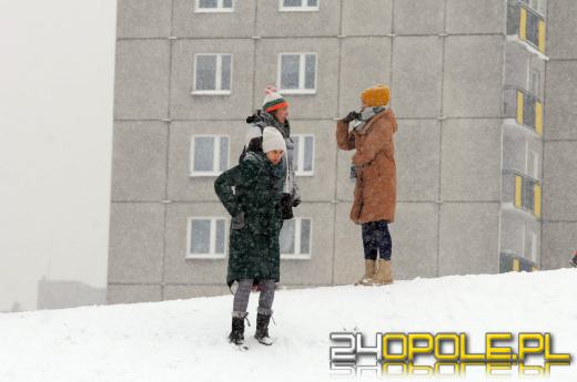 Zimowe szaleństwo w Opolu. Dzieci wyciągnęły sanki