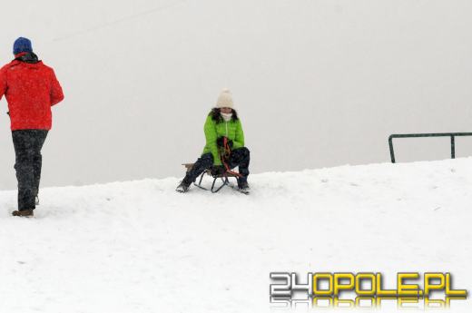 Zimowe szaleństwo w Opolu. Dzieci wyciągnęły sanki