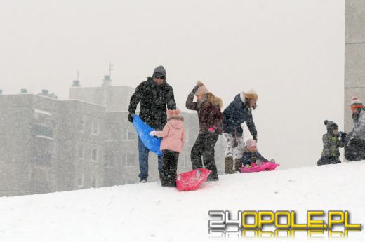 Zimowe szaleństwo w Opolu. Dzieci wyciągnęły sanki