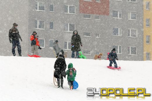 Zimowe szaleństwo w Opolu. Dzieci wyciągnęły sanki