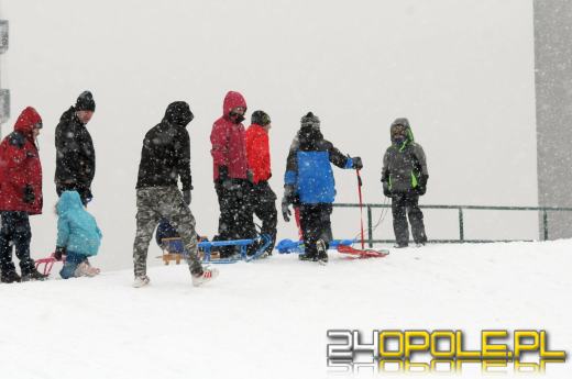 Zimowe szaleństwo w Opolu. Dzieci wyciągnęły sanki