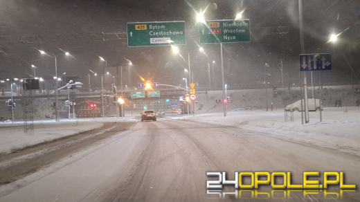 Na drogach spora warstwa śniegu. Warunki są bardzo złe