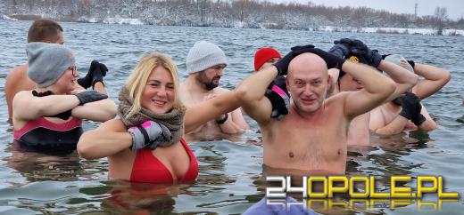 Kiedy na dworze "minus" ogrzewają się w wodzie. O to chodzi w morsowaniu