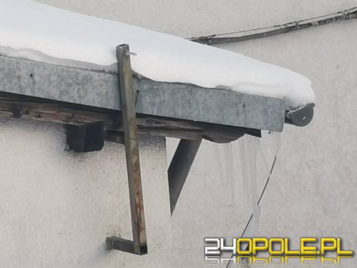 Lód i śnieg zalega na dachach. Służby odnotowały mnóstwo interwencji