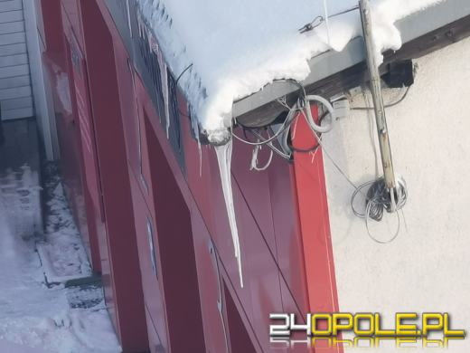 Lód i śnieg zalega na dachach. Służby odnotowały mnóstwo interwencji