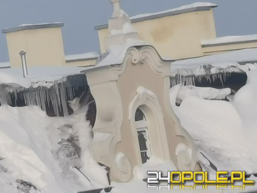 Lód i śnieg zalega na dachach. Służby odnotowały mnóstwo interwencji
