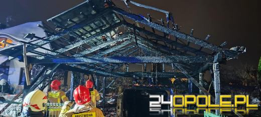 Pożar wiaty z zaparkowanym pojazdem 