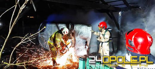 Pożar wiaty z zaparkowanym pojazdem 