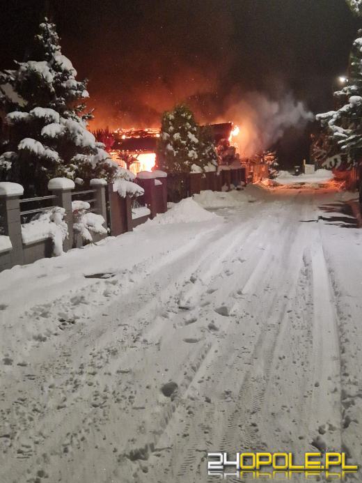 Pożar wiaty z zaparkowanym pojazdem 