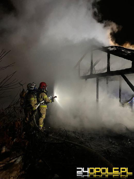 Pożar wiaty z zaparkowanym pojazdem 