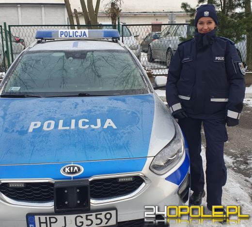 Zauważyła rozbity na poboczu samochód, bez wahania pomogła 18-letniemu pasażerowi forda