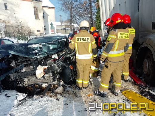 Czołowe zderzenie samochodu osobowego z ciężarowym w gminie Głuchołazy