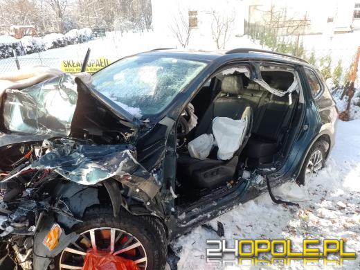 Czołowe zderzenie samochodu osobowego z ciężarowym w gminie Głuchołazy