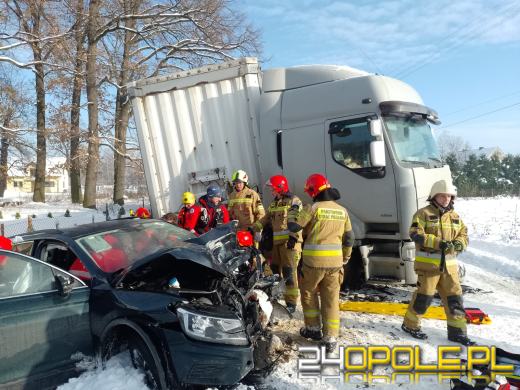 Czołowe zderzenie samochodu osobowego z ciężarowym w gminie Głuchołazy