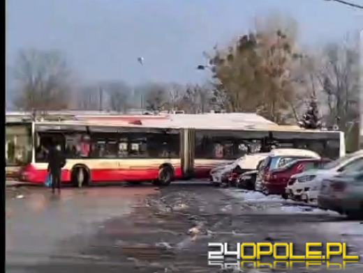 Zator na pętli przy Dambonia w Opolu. Źle zaparkowany pojazd zablokował autobusy