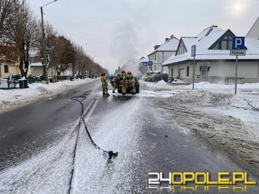 Pożar samochodu osobowego w Zawadzkiem na ulicy Opolskiej