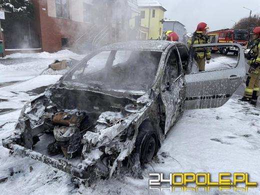 Pożar samochodu osobowego w Zawadzkiem na ulicy Opolskiej