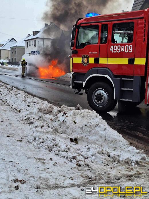 Pożar samochodu osobowego w Zawadzkiem na ulicy Opolskiej