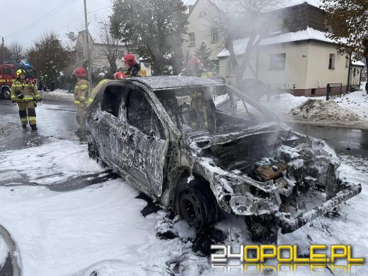Pożar samochodu osobowego w Zawadzkiem na ulicy Opolskiej