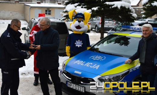 Kluczborscy policjanci otrzymali prezent na Mikołaja