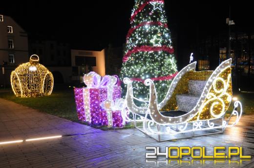 Świąteczny napis "Opole" wrócił na Plac Wolności