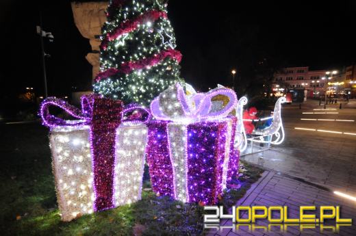 Świąteczny napis "Opole" wrócił na Plac Wolności