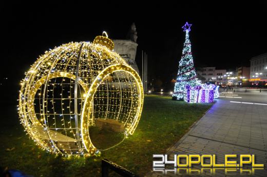 Świąteczny napis "Opole" wrócił na Plac Wolności