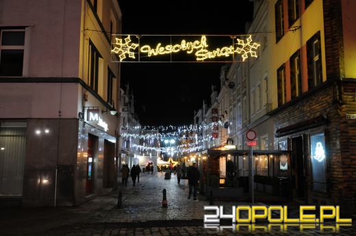 Świąteczny napis "Opole" wrócił na Plac Wolności