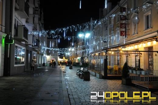 Świąteczny napis "Opole" wrócił na Plac Wolności