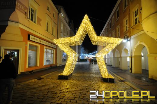 Świąteczny napis "Opole" wrócił na Plac Wolności