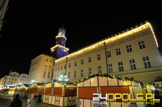 Świąteczny napis "Opole" wrócił na Plac Wolności