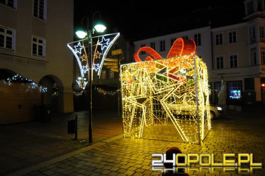 Świąteczny napis "Opole" wrócił na Plac Wolności