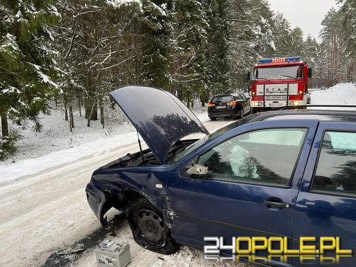 Zderzenie dwóch samochodów osobowych na drodze Barut-Żędowice
