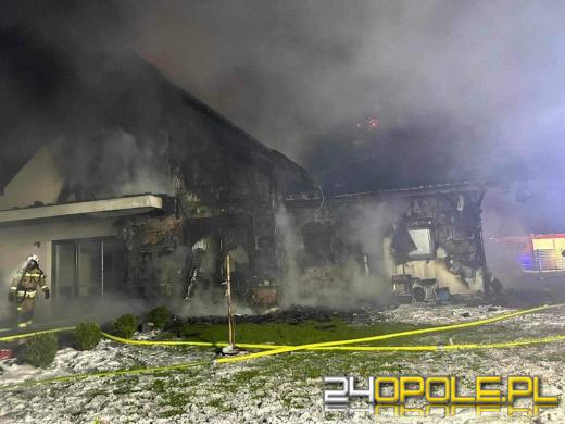 13 zastępów straży pożarnej walczyło z pożarem w miejscowości Wierzchy