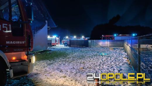 13 zastępów straży pożarnej walczyło z pożarem w miejscowości Wierzchy