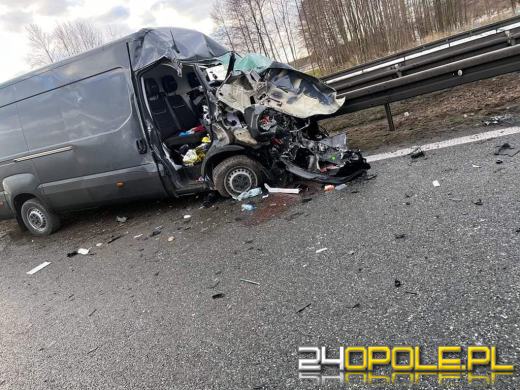 Wypadek na autostradzie A4. Bus najechał na ciężarówkę