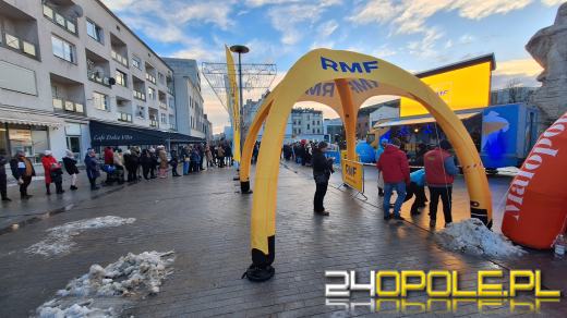 Tłumy w kolejce po choinkę od RMF!